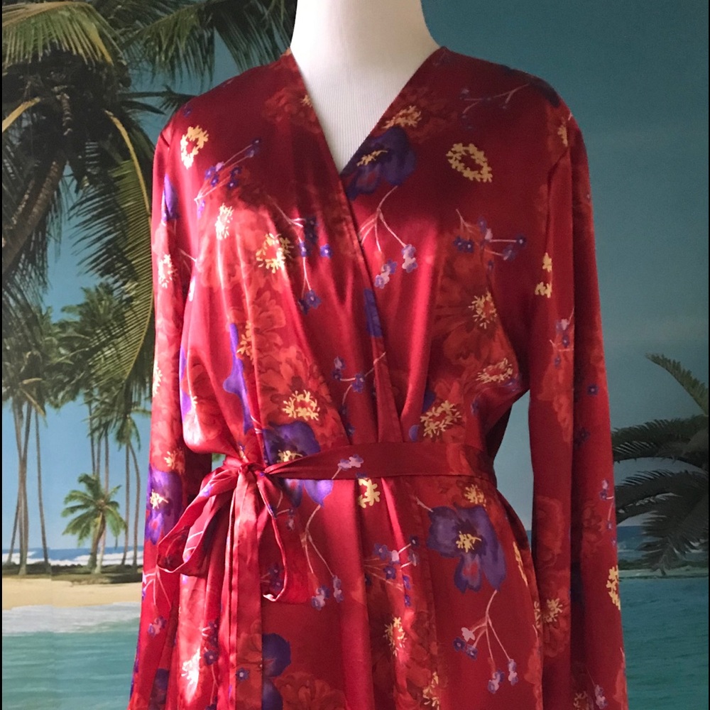 Red satin Robe - Picture 4 of 5